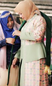 Dewi Pelangi saat memberikan penghargaan kepada perempuan hijab inspiratif 2019 yang diraih oleh Hj.Ely Yasin sebagai perwakilan perempuan mewakili Kabupaten Bogor sebagai DPR RI karena tidak semua perempuan hijab bisa seperti beliau. 