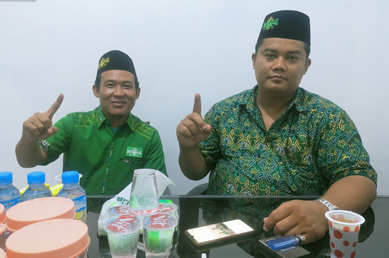 Badai Asmal (Kanan) saat berpose bersama dengan Tokoh NU Bogor Raya sekaligus Waketum Himpunan Pengusaha Nahdliyin Pusat, Den Bagus Catur alias Gus Bagus (Kiri), pada Sabtu (20/5) malam.