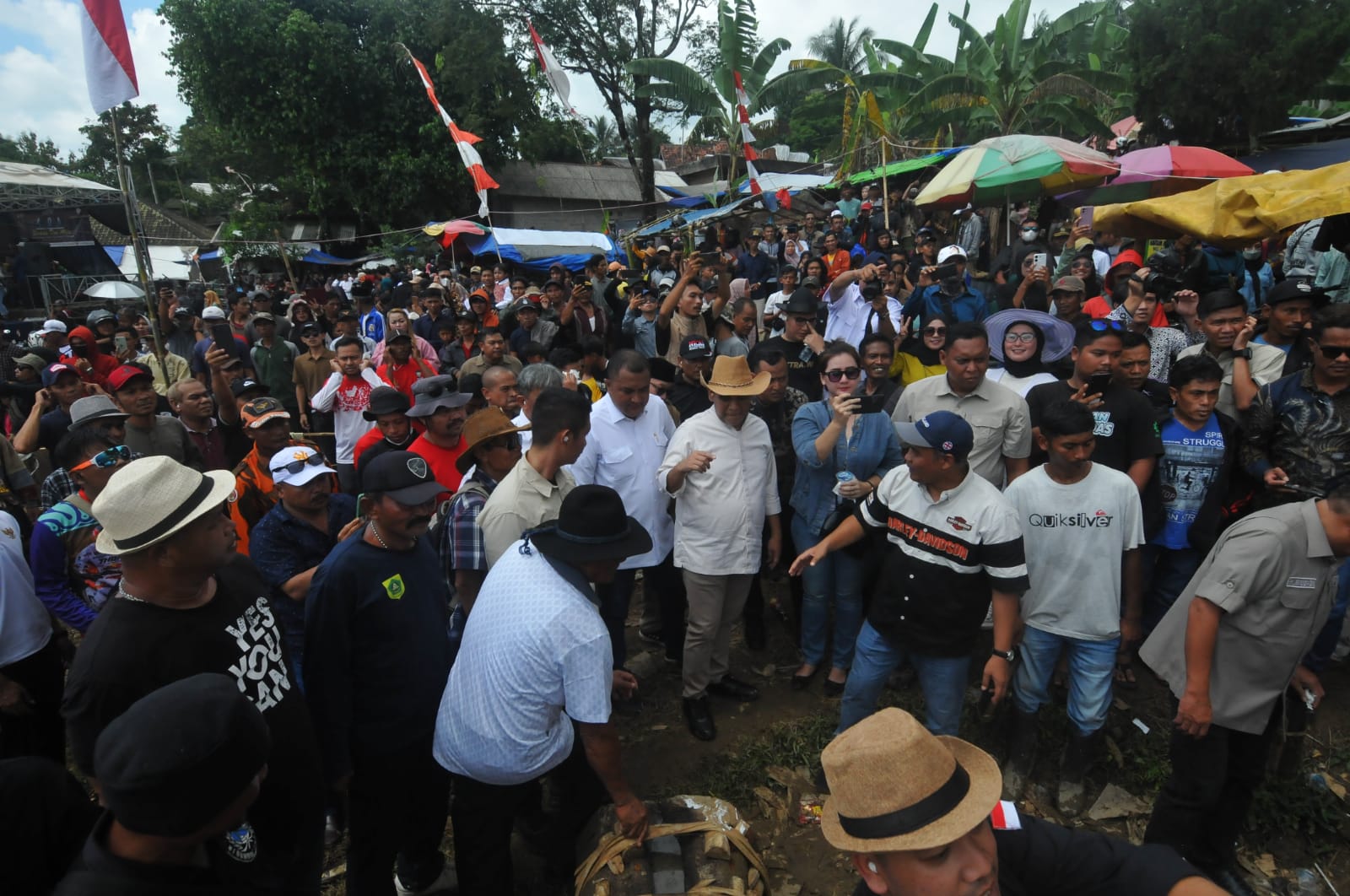 rudy susmanto Ketua DPRD Kabupaten Bogor, Rudy Susmanto mendampingi Sekjen Partai Gerindra di festival budaya adu kuluwung, sukamakmur, kabupaten bogor, Jawa Barat. Kamis (4/5/2023). Selo