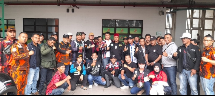Terlihat, belasan anggota Organisasi Masyarakat (Ormas) yang tergabung dalam Lintas Ormas Kabupaten Bogor saat mendatangi lokasi acara Festival Musik Pesta Bebas Berselancar (PBB) yang berlangsung di area Ring 2 Stadion Pakansari Cibinong, pada Jum'at 16 Juni 2023.