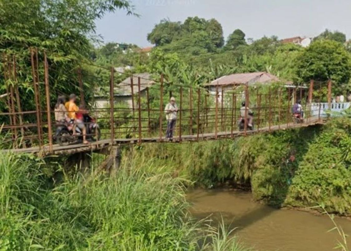 Kondisi terakhir Jembatan Gantung sebagai Penghubung 2 Wilayah di Kampung Warnasari, Desa Cilebut Timur, Sukaraja Bogor, saat sebelum roboh akibat termakan usia.
