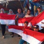 Sekretariat DPRD Kabupaten Bagikan Bendera Merah Putih ke Warga di Parung