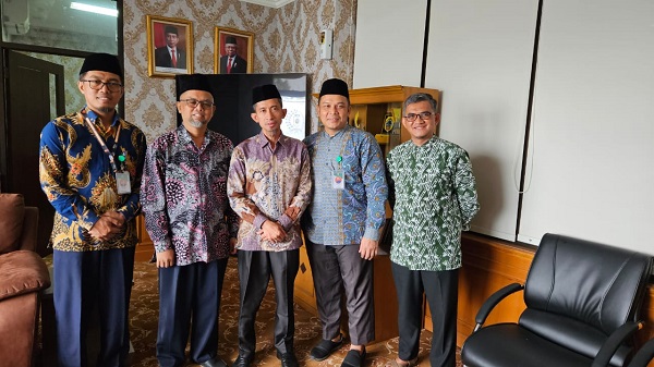 Wakil Ketua DPRD Kabupaten Bogor, Agus Salim menerima audiensi sekaligus naskah akademik dari para pendidik di Yayasan Ummul Quro, Bogor