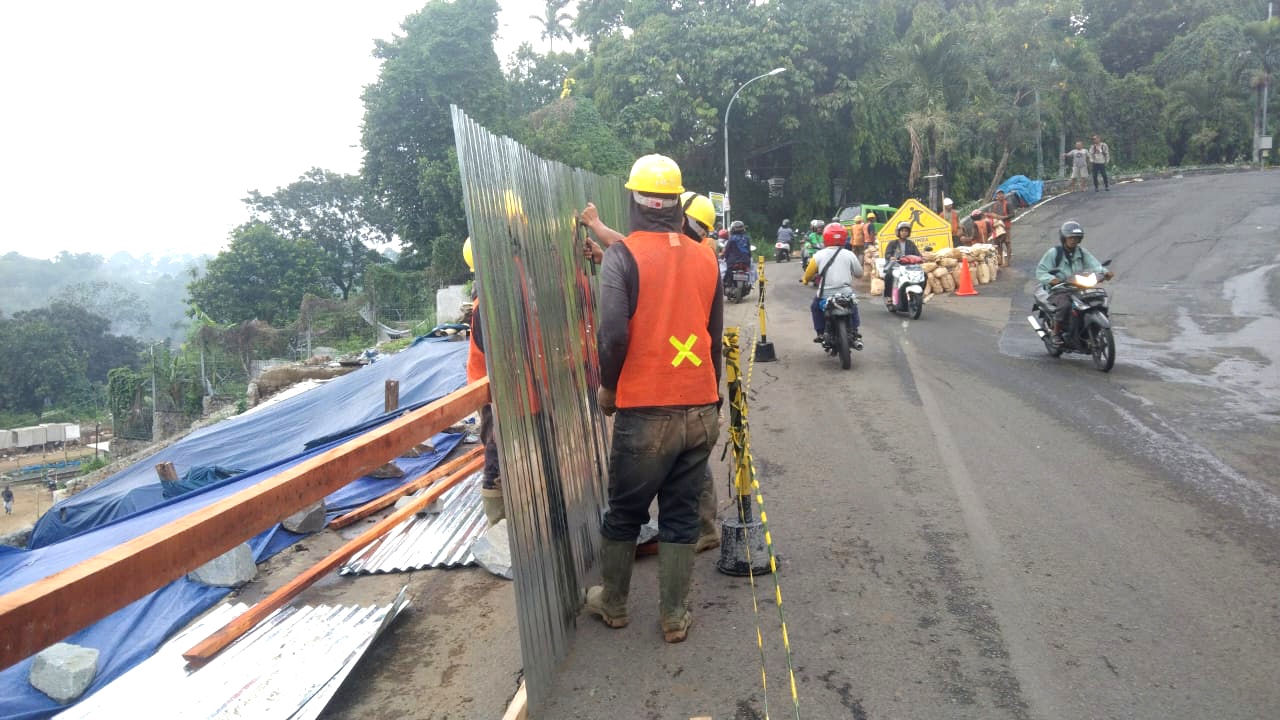 Tangani Longsor TPT di Underpass Batutulis, Kontraktor Datangkan Alat Pancang