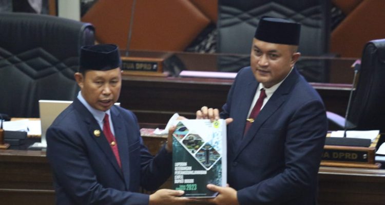 Ketua DPRD Kabupaten Bogor, Rudy Susmanto menerima dokumen LKPj Bupati Bogor Tahun Anggaran 2023. Dokumen tersebut akan dibahasa AKD setelah libur hari raya Idul Fitri