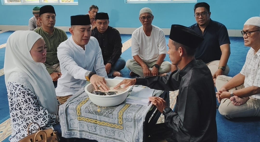DKM Masjid An-Naba PWI Kota Bogor, Noni Ayi owner NBS yang didampingi suami Rusli Prihatevy