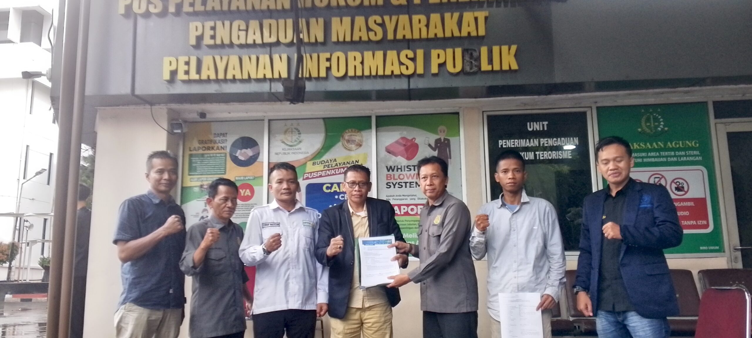 Penyerahan berkas ke Kejagung oleh petani Bogor.