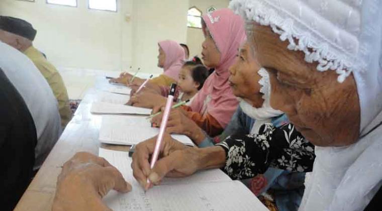 warga-buta-aksara-sedang-belajar-keaksaraan