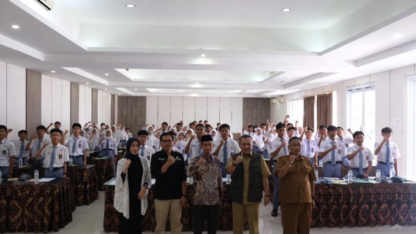Agus Salim, Wakil Ketua DPRD Kabupaten Bogor dalam kegiatan pendidikan politik dan demokrasi bangsa tingkat SMA