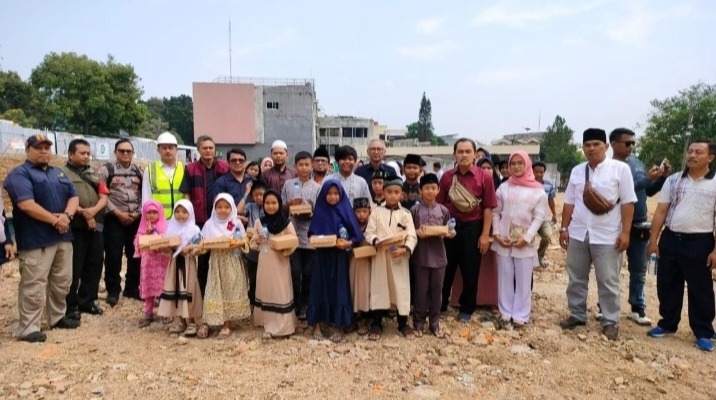 Pasar Sukasari Jelang Dibangun, CV. Purnabri Santuni Anak Yatim