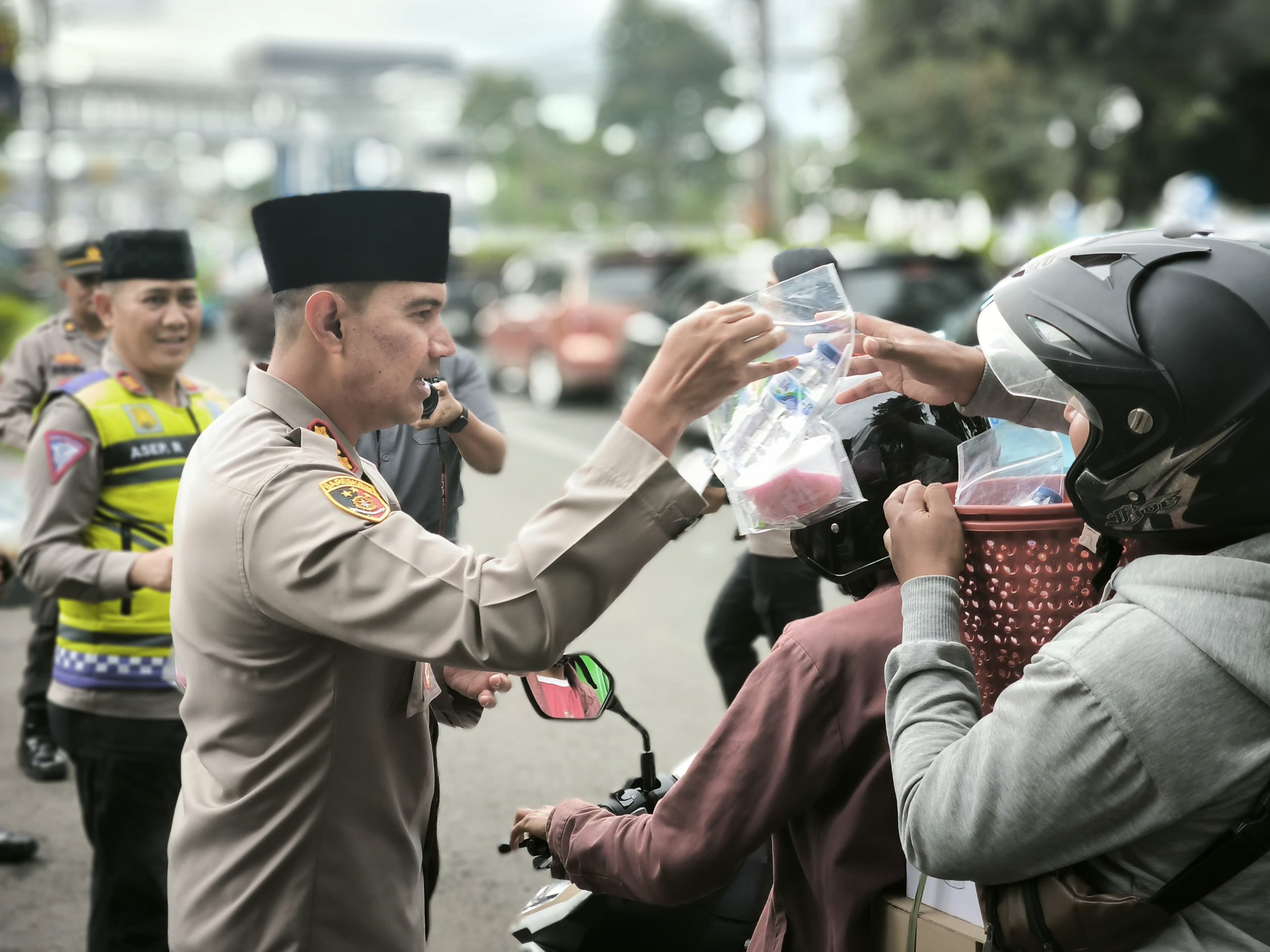 Kapolresta Bogor Kota Berbagi Takjil di Alun-alun Kota Bogor 