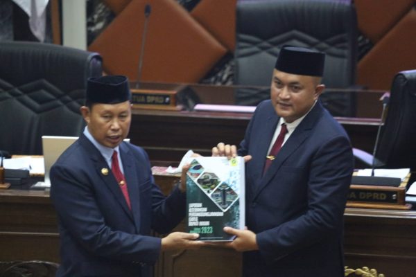 Ketua DPRD Kabupaten Bogor, Rudy Susmanto menerima dokumen LKPj Bupati Bogor Tahun Anggaran 2023. Dokumen tersebut akan dibahasa AKD setelah libur hari raya Idul Fitri