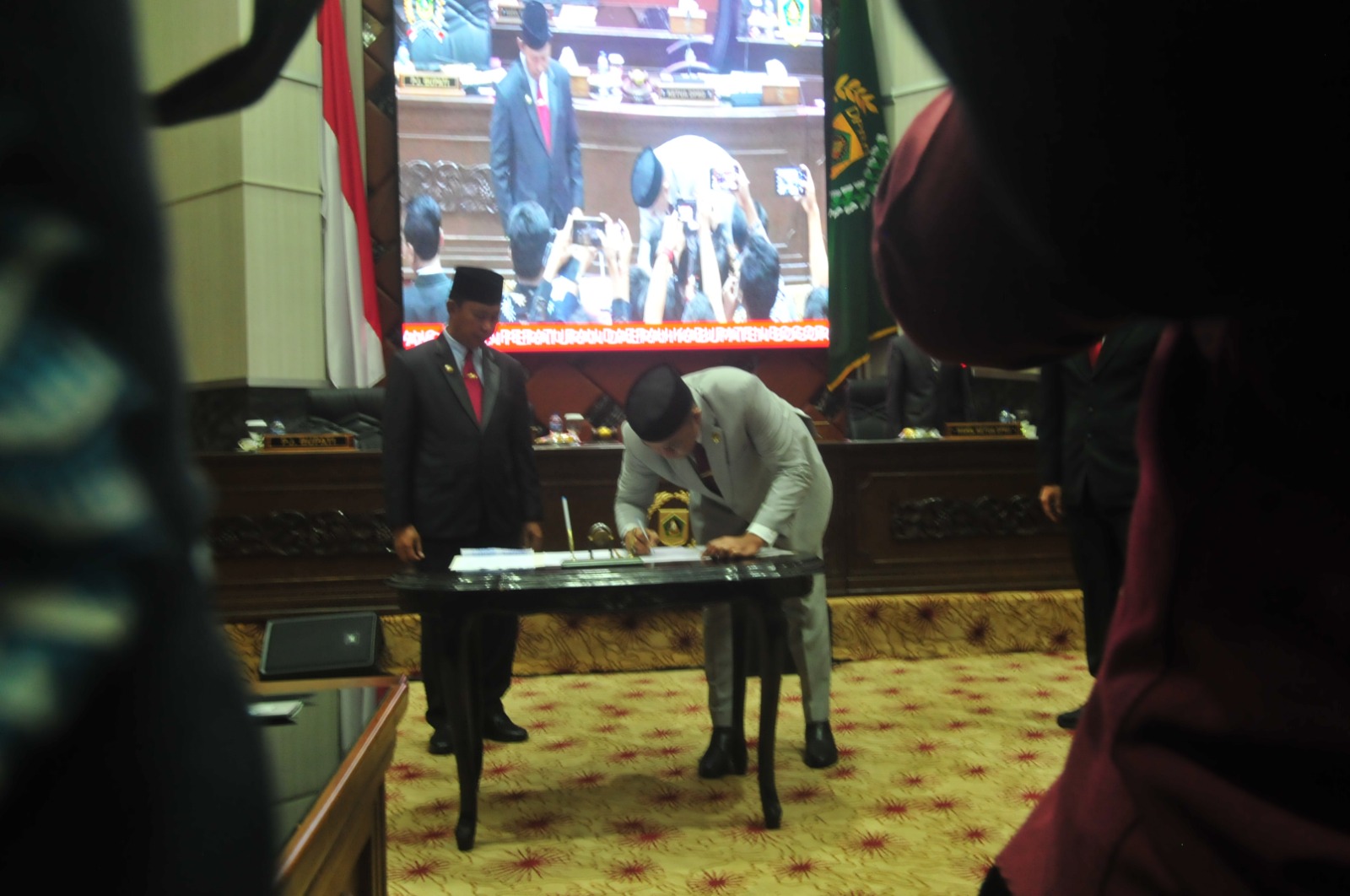 Ketua DPRD Kabupaten Bogor Bogor menerima Raperda yang diajukan Pemerintah Kabupaten Bogor